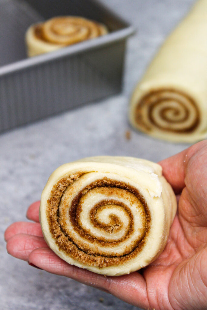 用牙线而不是刀完美切割肉桂卷的图像