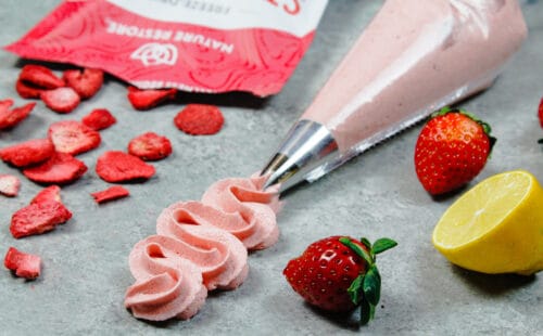 使用威尔顿1米结霜尖端草莓奶油的图像管道