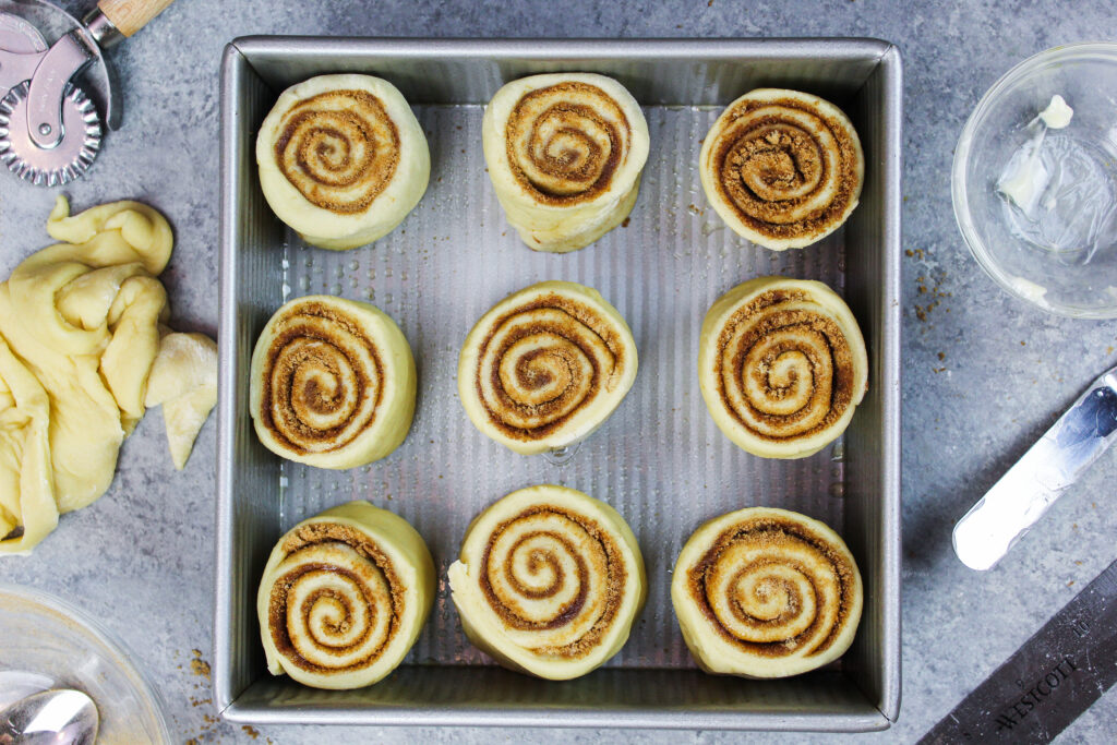 它们在炉上升之前肉桂卷的图像