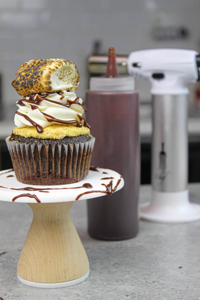 迷你蛋糕架上的smores纸杯蛋糕，上面放着刚烤好的棉花糖