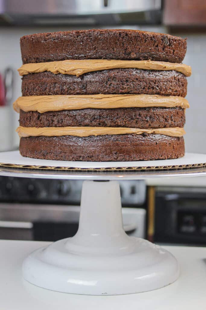 无麸质巧克力蛋糕层与黑巧克力奶油