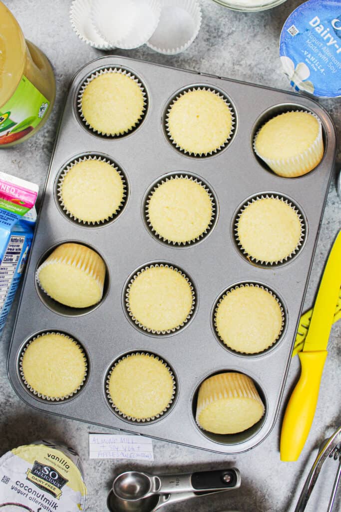 无乳无蛋纸杯蛋糕在纸杯蛋糕锅中烘焙的图像lol外围赔率