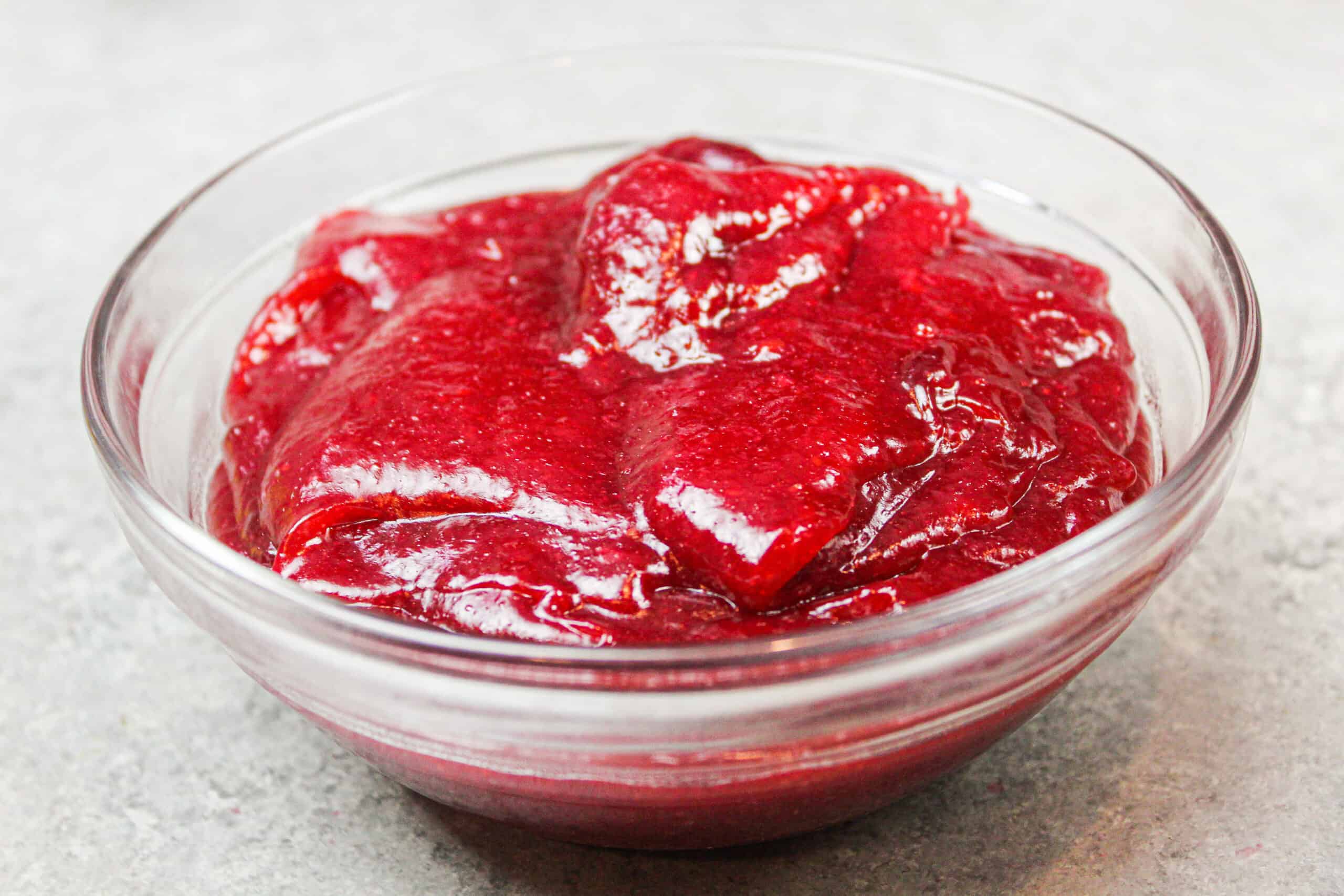 盆子蛋糕装在碗里的图像