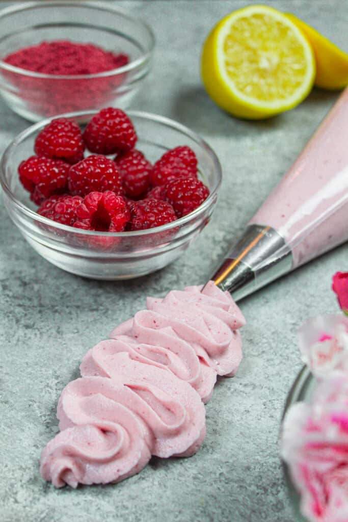 图片的覆盆子霜管使用wilton 1米尖端显示它是多么容易与管道