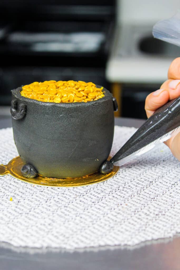 金蛋糕的锅的图像结霜用小裱花袋