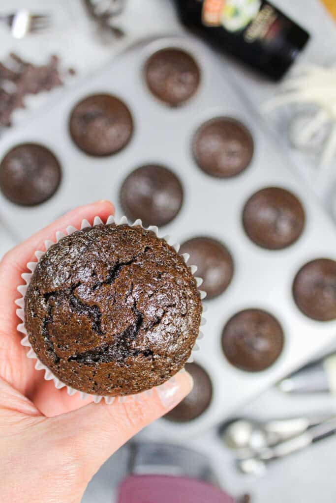 百利甜酒的图像蛋糕出炉，但还没有磨砂