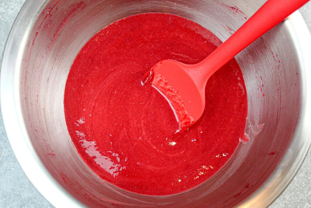 染色树莓饼馅，用玉米淀粉增稠前的图像