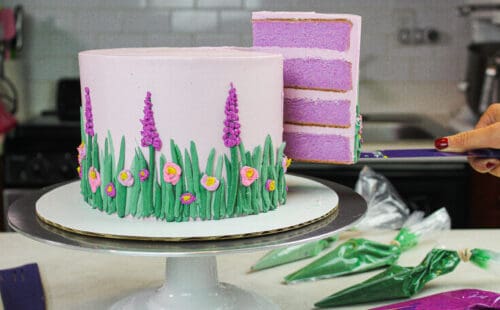 金黄淡紫色蛋糕的图象用切片削减了在天空中炫耀俏丽和潮湿紫色蛋糕层数