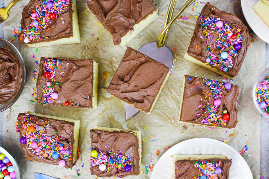 黄色板料蛋糕的图象切入了准备好的大正方形服务