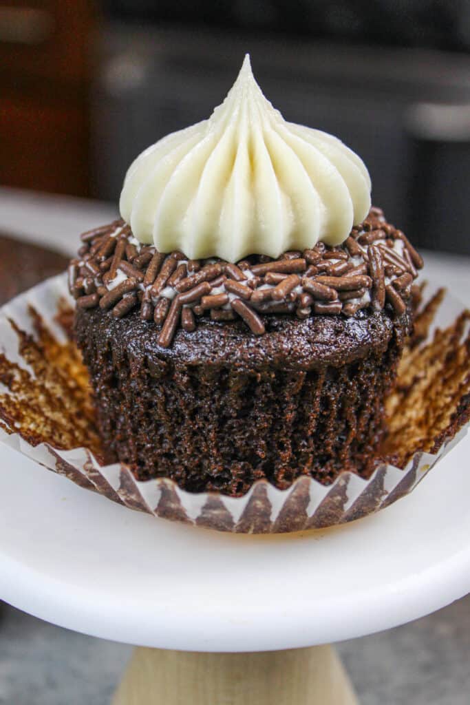 百利甜酒的照片蛋糕，解包，以表明它是多么滋润