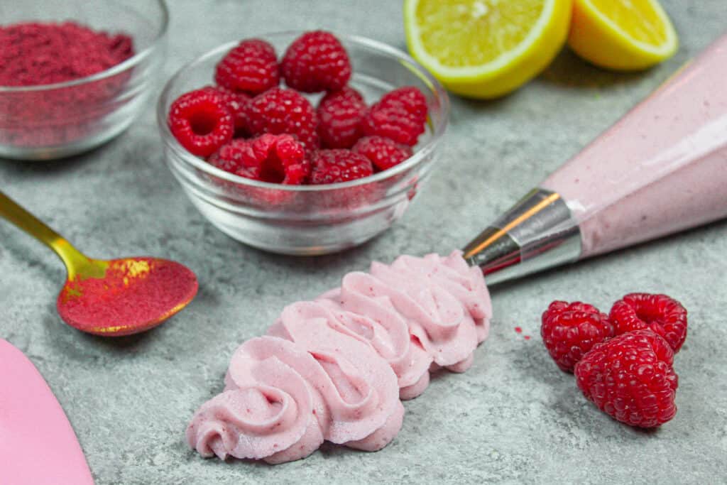 这是一张用威尔顿1米的尖头吹出覆盆子奶油糖霜的图片，以显示吹笛是多么容易