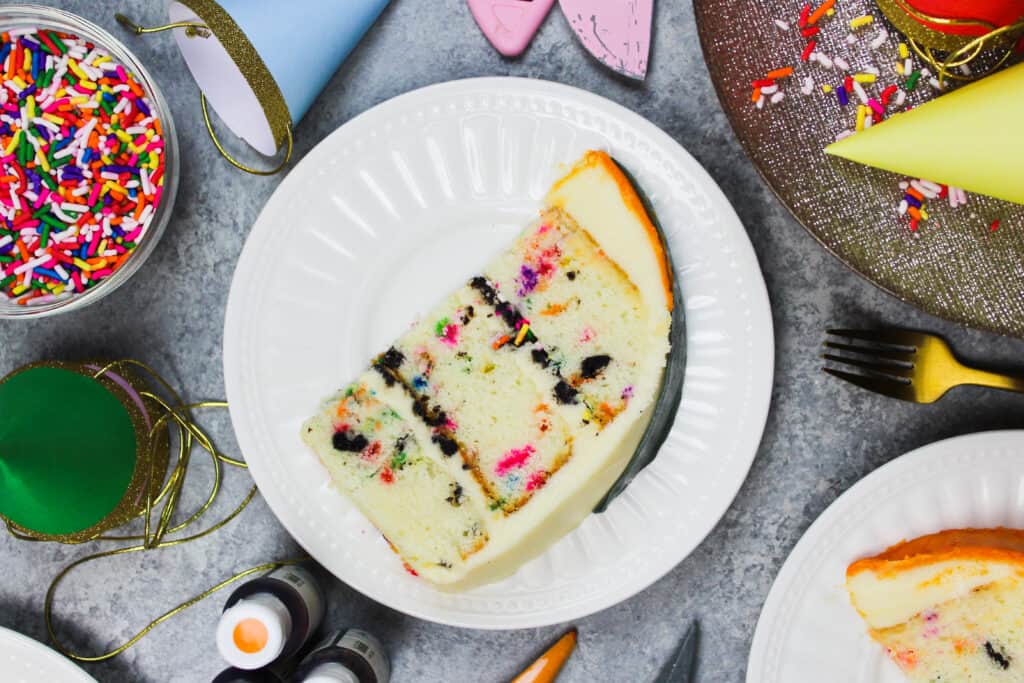 一片涂有焦糖奶油的丰菲蒂奥利奥蛋糕的图片