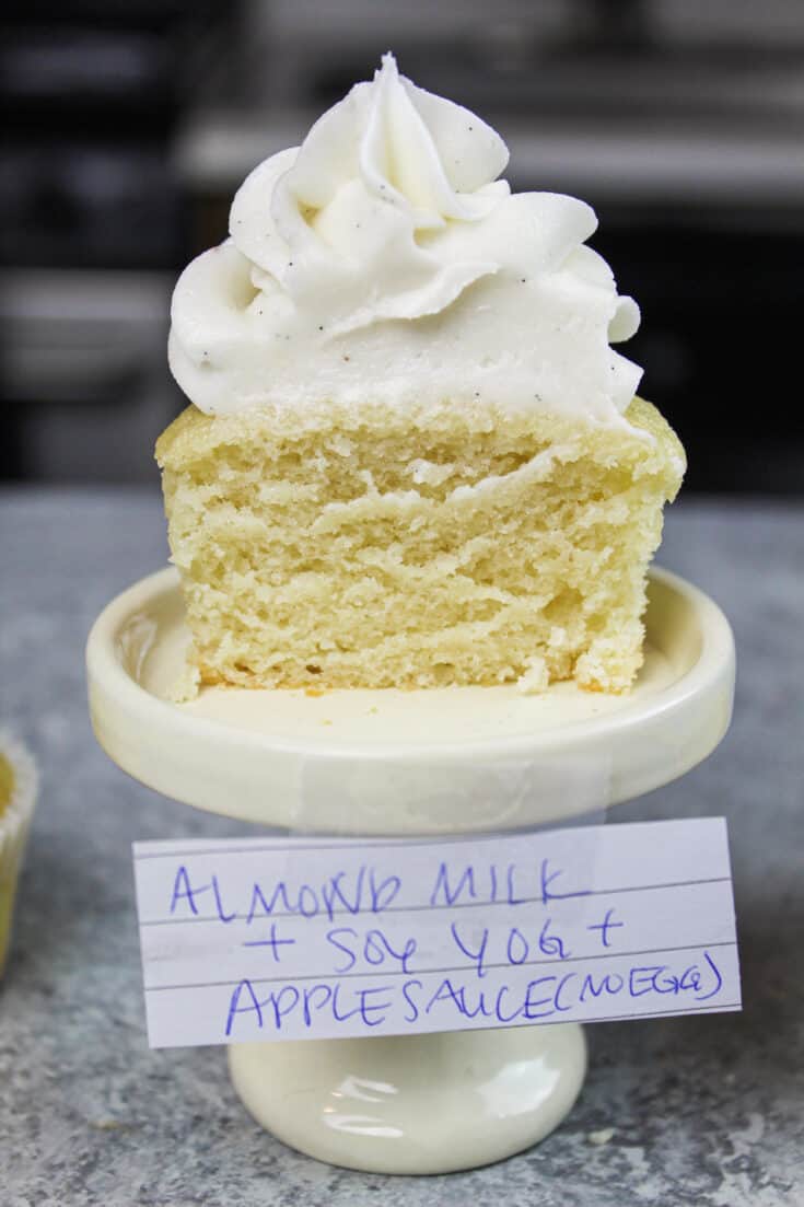 无蛋杯形蛋糕的图片，切开来展示它的松软