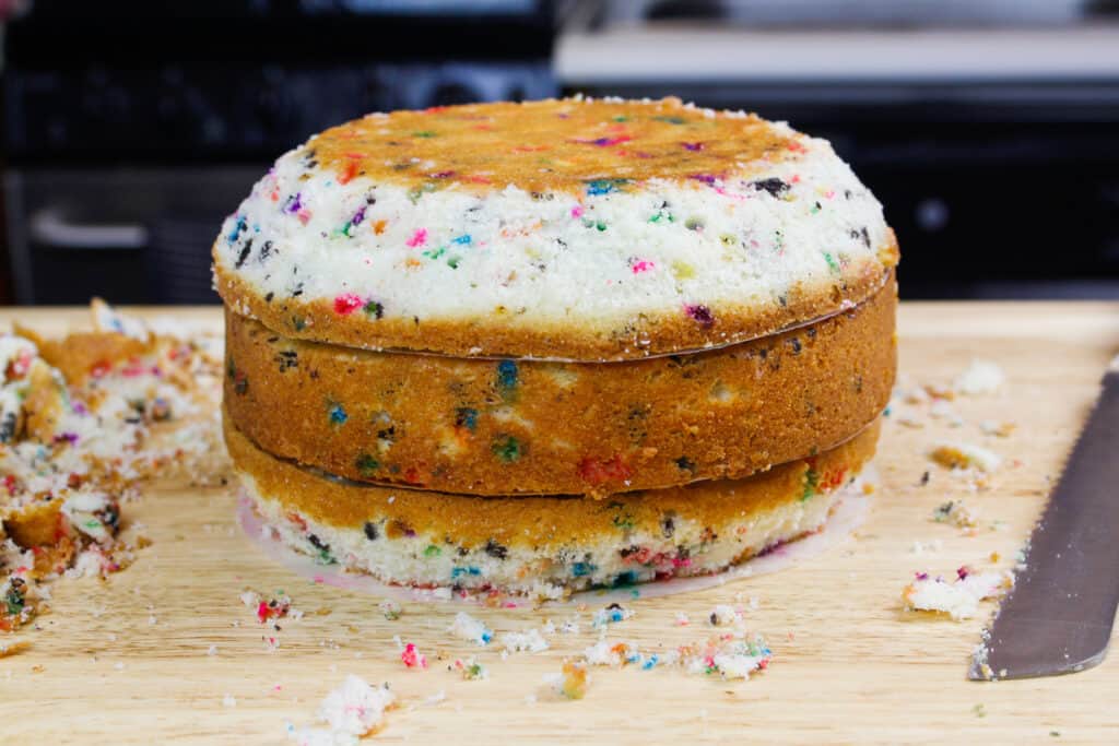 修剪蛋糕层的图像，使猫蛋糕