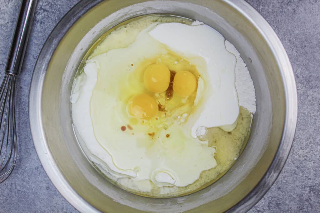 在碗简单的成分图像，使其从无到有一件容易的无麸质香草蛋糕