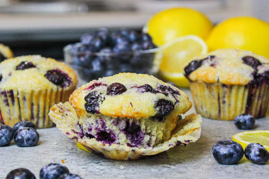 蓝莓松饼被其他松饼和新鲜蓝莓包围的图像
