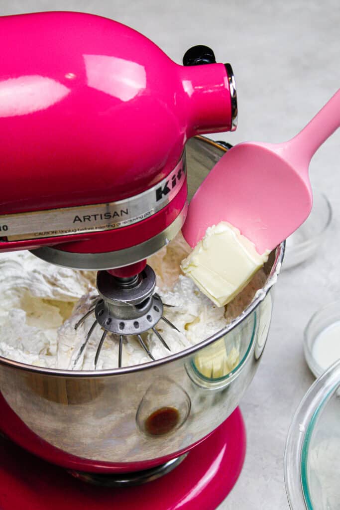 在瑞士蛋白霜中逐渐加入黄油的图像