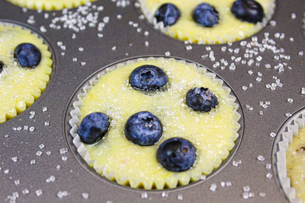 柠檬蓝莓松饼糊在平底锅里，准备烤了