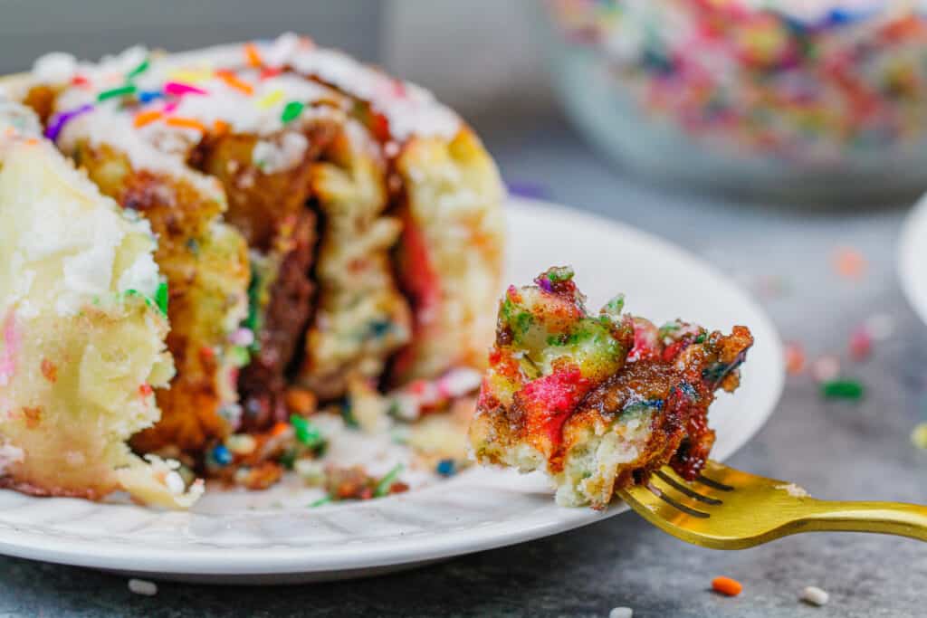 被吃掉在叉子洒肉桂辊的咬合，准备的图像