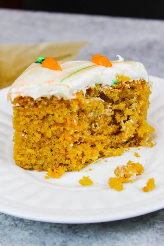 上的板潮湿胡萝卜蛋糕片饼切片的图像。