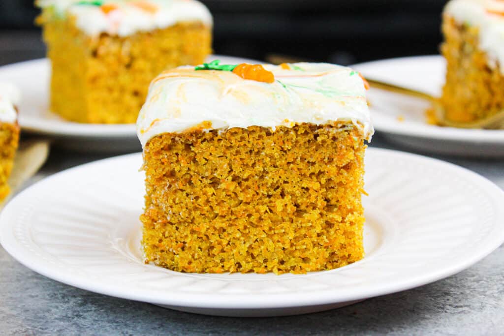 胡萝卜蛋糕片和其他蛋糕片放在盘子上的图像
