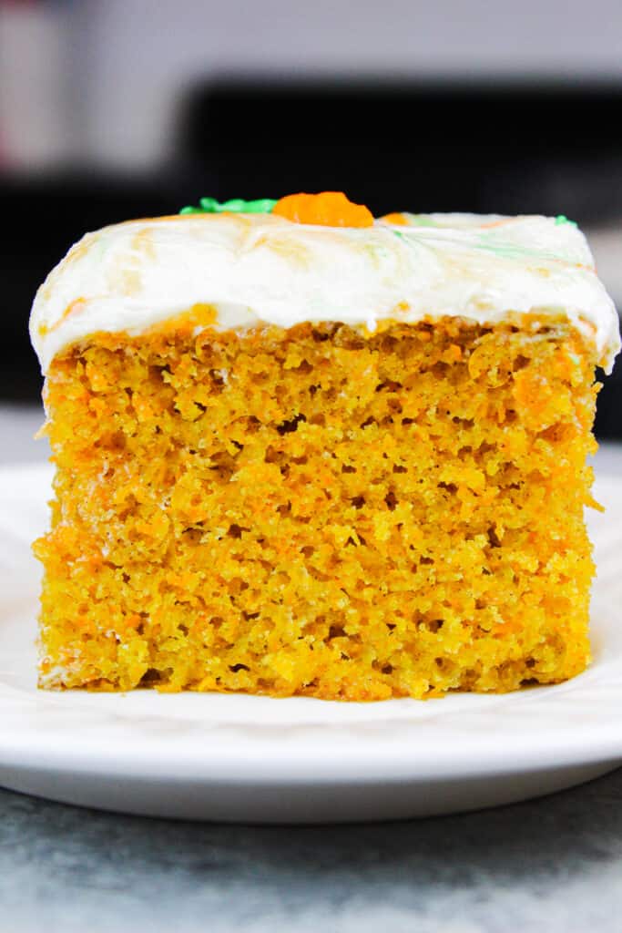 胡萝卜蛋糕片饼切片在平板上的图像