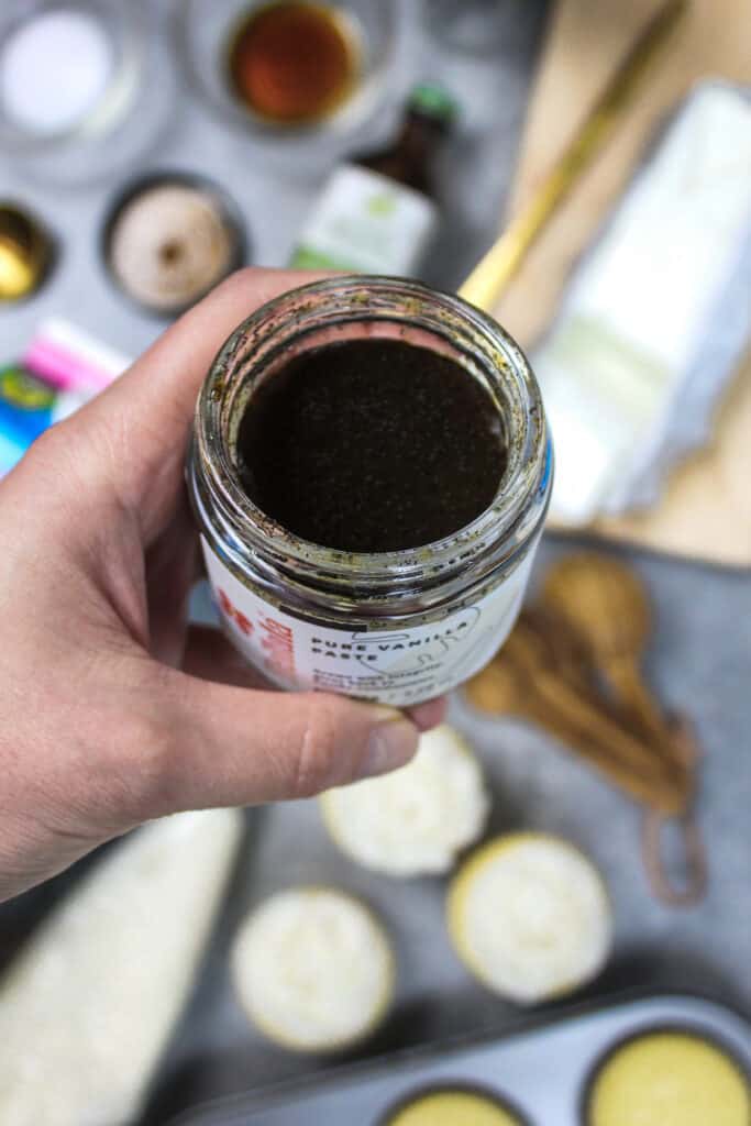 香草豆酱的图象即将在素食主义者奶油乳膏结霜食谱使用