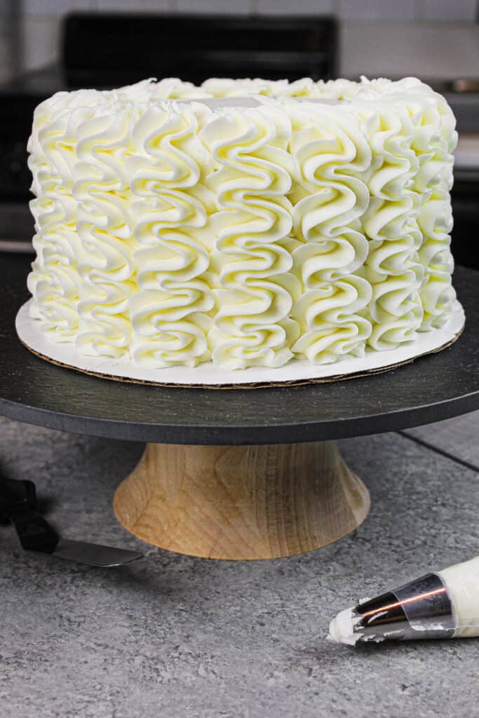 简单无麸质蛋糕形象，用无麸质糖霜装饰，弯弯曲曲