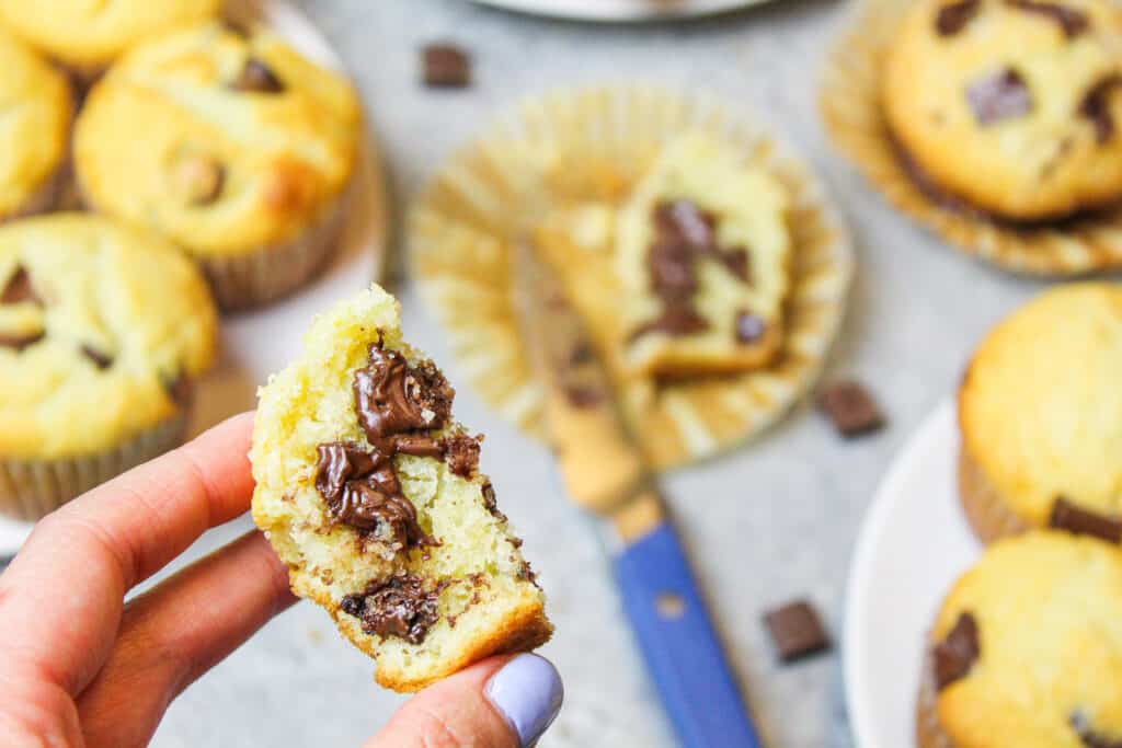 一块巧克力松饼和融化的巧克力在吃之前被举起的图像