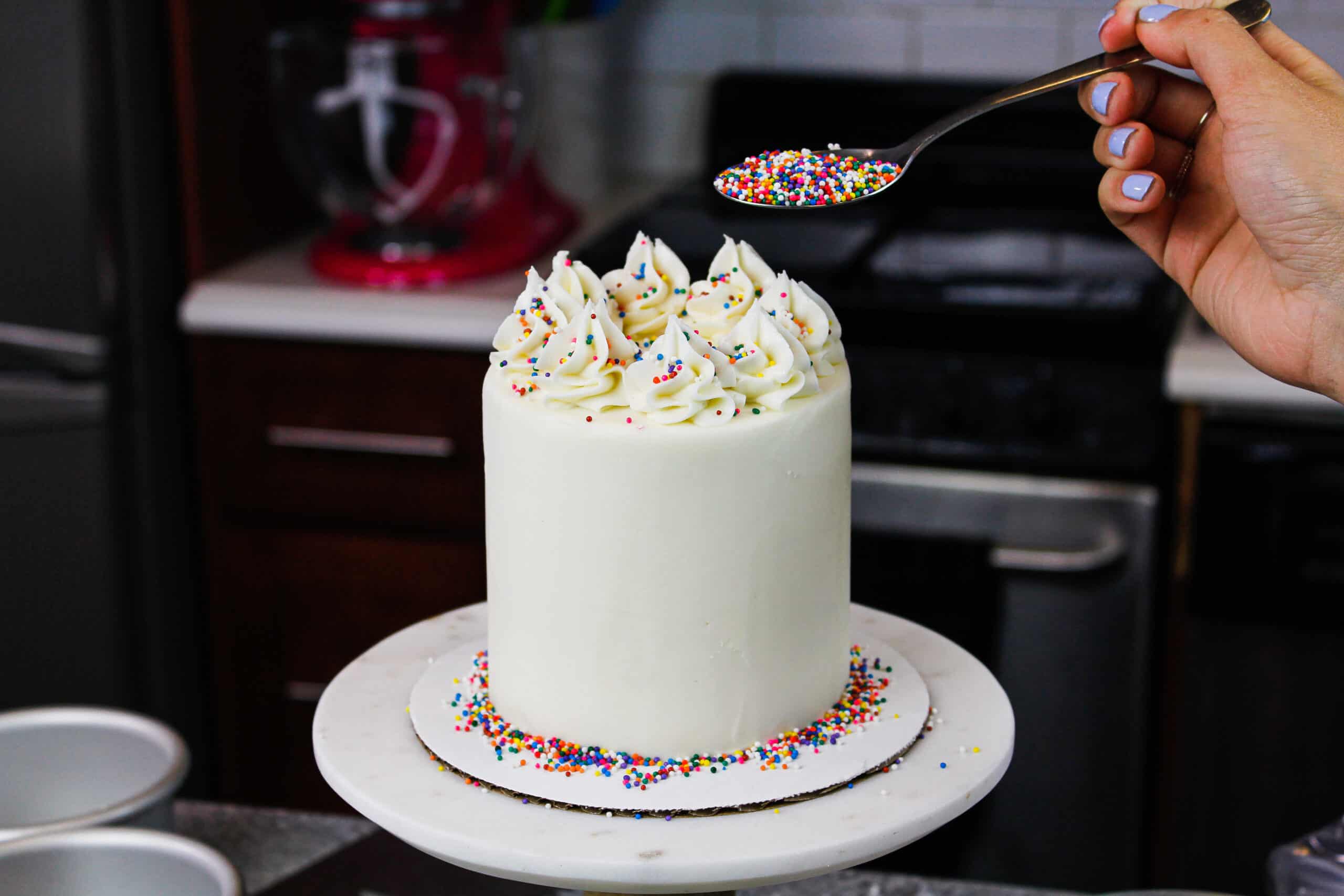 迷你香草蛋糕被彩虹装饰的生日图片