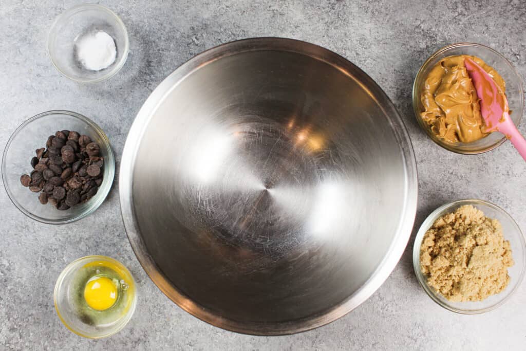 布置成分的图像制作超级轻松5个成分花生酱饼干