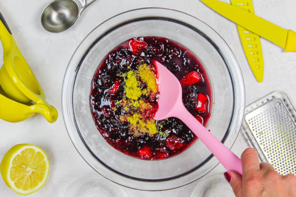 混合浆果蛋糕馅料制作浆果香肠蛋糕的图片