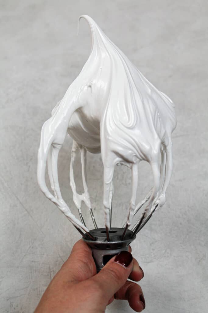 蛋白酥皮的图像上为瑞士酥皮结霜打蛋器附件制成