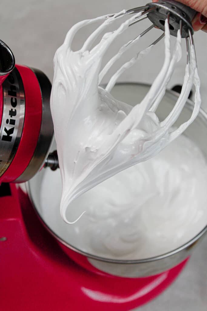 在搅拌器附件上制作的蛋白霜图像