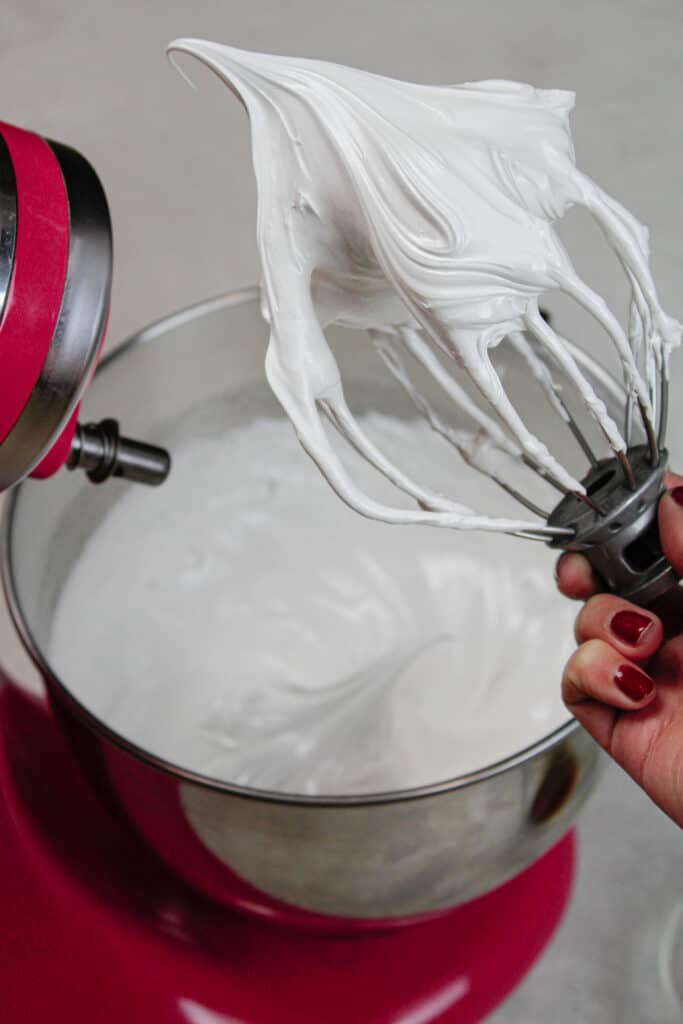 打蛋器上的蛋白酥图片