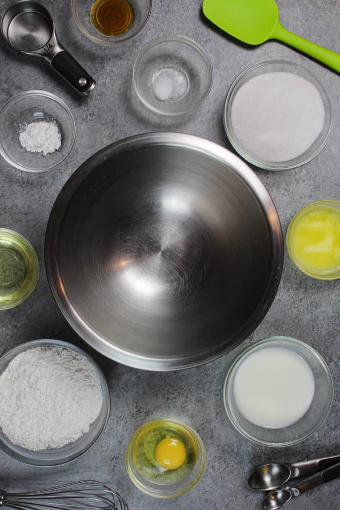 装饰成分的图像制作4英寸香草蛋糕