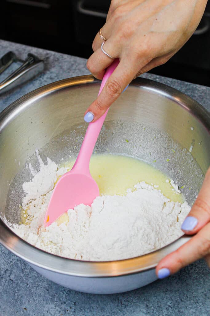 图片中的干的原料被混合到湿的原料中，按照松饼的方法制作巧克力薄片松饼