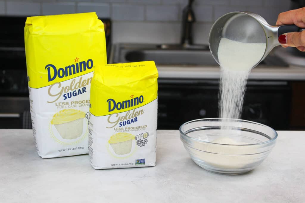 往碗里倒金糖的画面