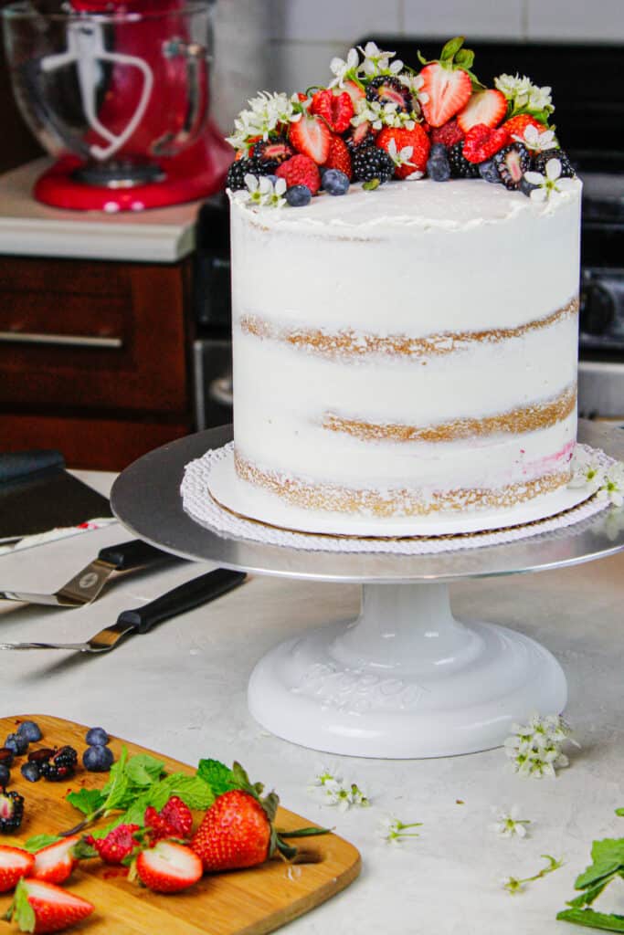 梅卡朋奶油芝士霜装饰的混合浆果蛋糕照片