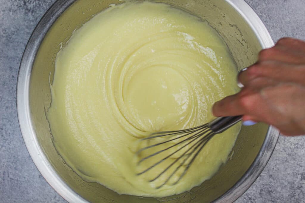 无麸质的蛋糕面糊的图像被overstirred帮助我们得到它所需要的结构