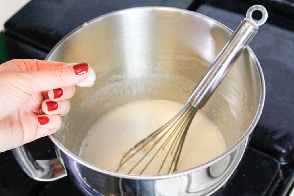 用手指测试蛋白霜的基础，确保糖完全溶解，然后把它做成瑞士蛋白霜奶油