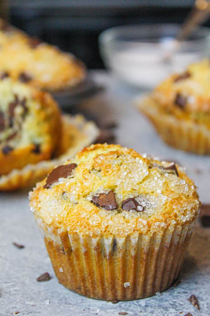 烘焙面包风格的巧克力松饼照片