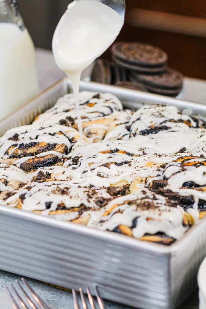 被倾吐在奥利奥肉桂卷顶部的釉的图象