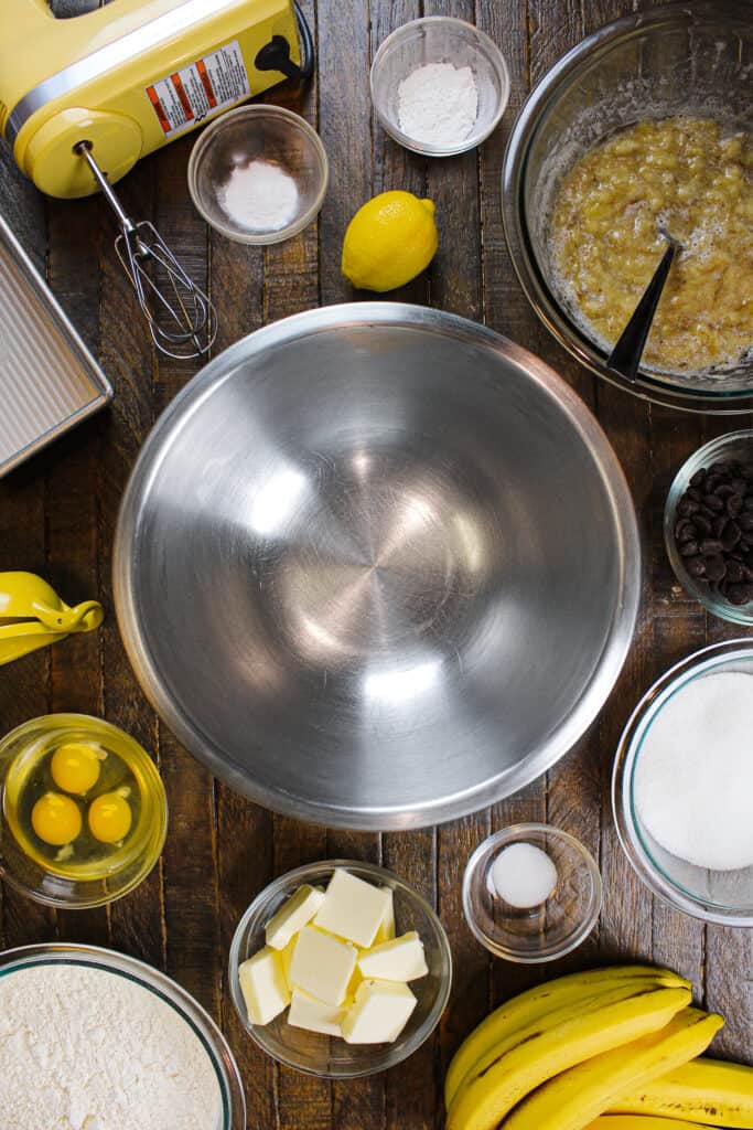 制作香蕉面包的原料，包括成熟的香蕉