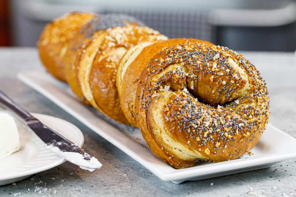 被吃自制的面包圈的形象从烤箱并准备仍然温暖