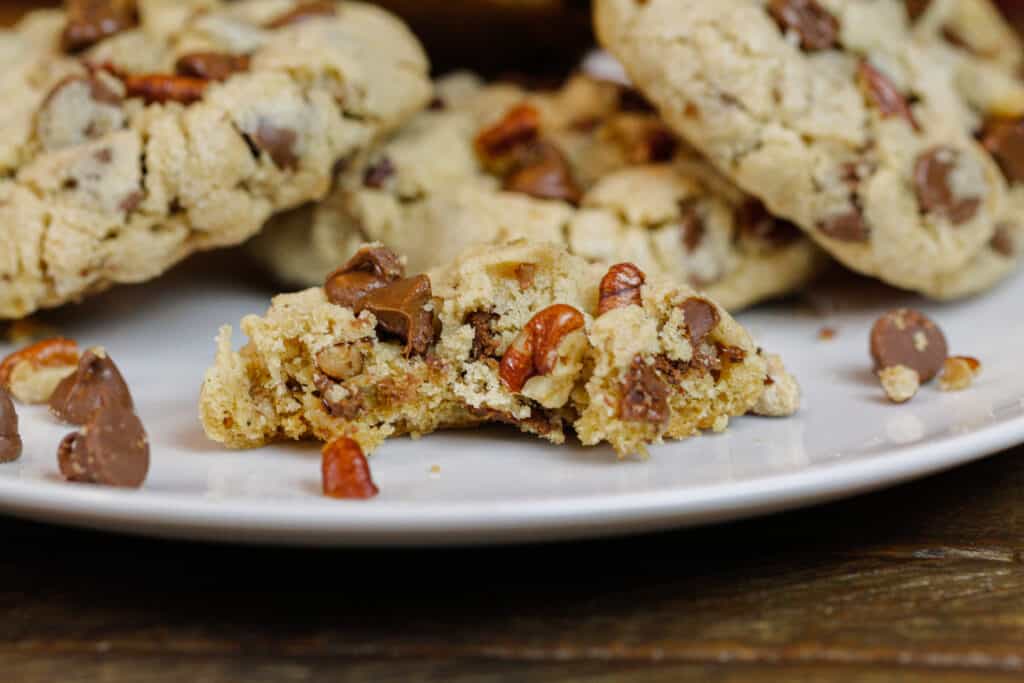 一点的图象一点巧克力曲奇饼在板材的