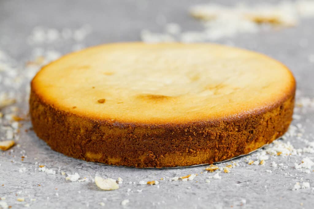 蛋糕层的照片在烤箱中烘烤，烤箱，并且被放置得太靠近烤箱的侧面，这使得蛋糕层的边缘过度棕色。