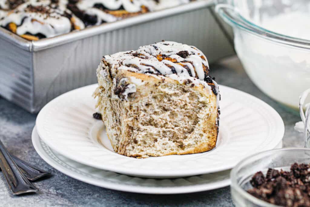 肉桂卷的图像与黑巧克力Oreo填充烤制，并在盘子上准备食用