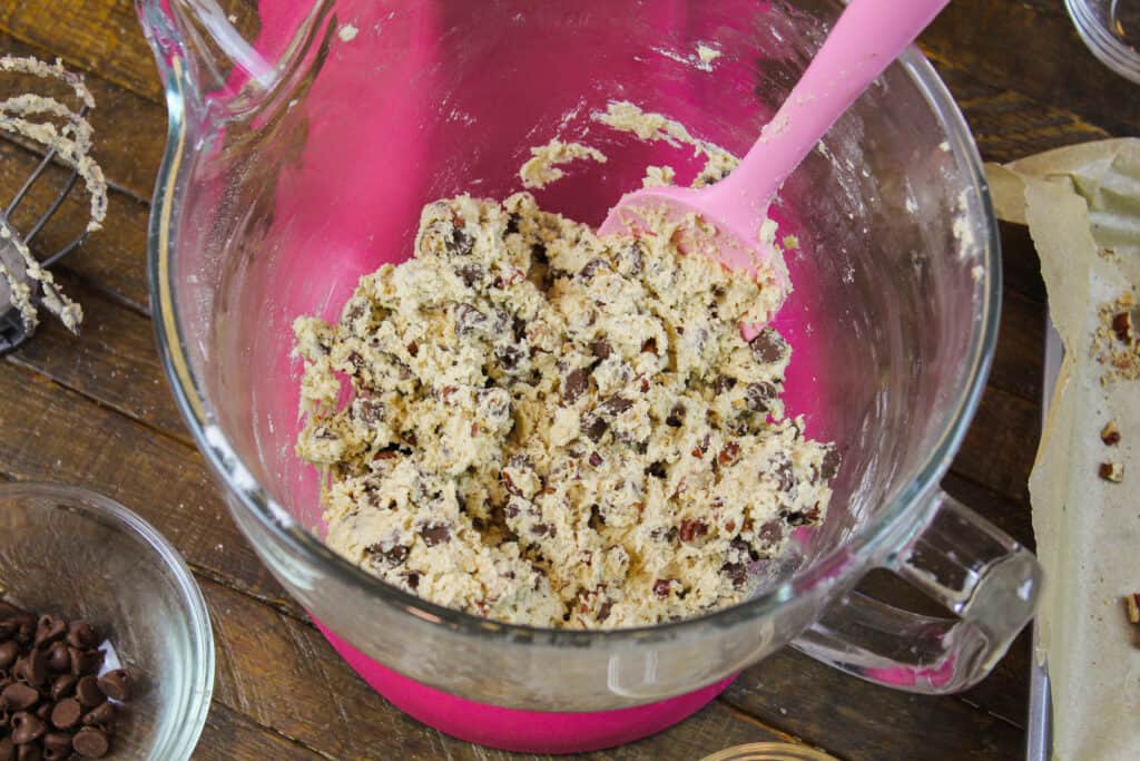 Doubletree巧克力曲奇饼面团的图象准备好被舀并且被烘烤