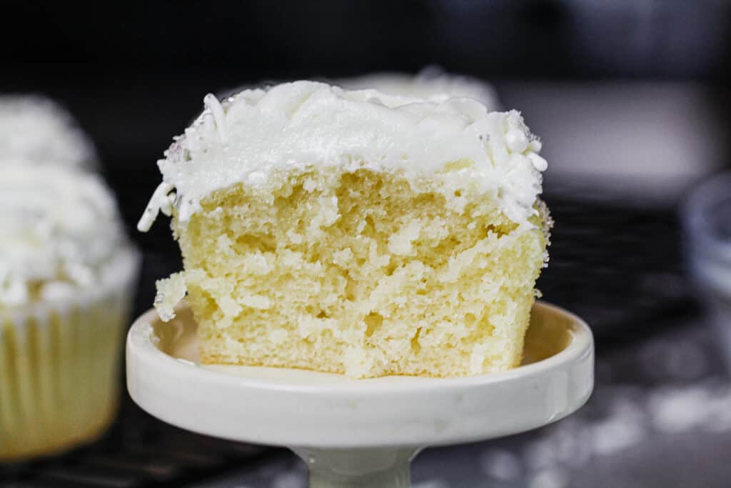 切成杏仁纸杯蛋糕，呈现出松软湿润的质地